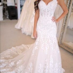 Never worn White wedding dress